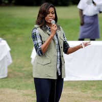 Kemeja kotak-kotak, vest, jeans, dan sneakers. Paduan yang tidak mengecewakan bagi Michelle Obama. (Foto: Getty Images)