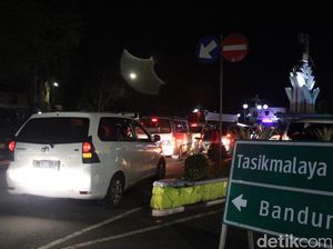 Garut-Bandung via Kadungora Stuck Hingga ke Pusat Kota Garut