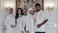 Mengenakan baju muslim saat merayakan hari taya Idul Fitri Nikita Willy tak kalah cantik. Foto: Instagram Nikita Willy