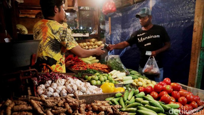 Pasca Lebaran, harga bahan pangan berangsur turun. Salah satunya di Pasar Senen, Jakarta Pusat, Rabu (28/6).
