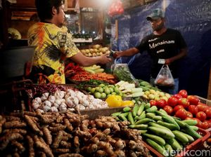 Balada Harga Bahan Pokok Meroket tapi Upah Minimum Naik Tipis