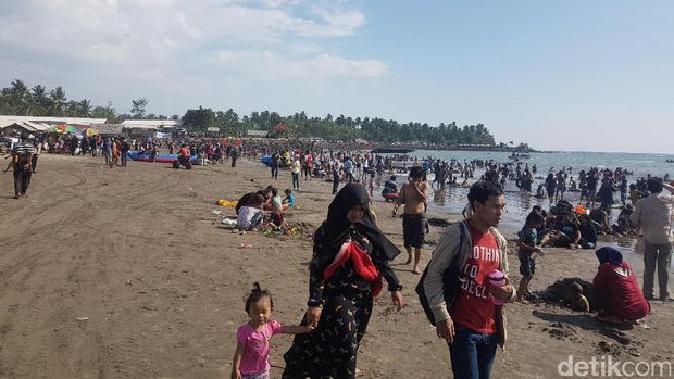 Warga dari berbagai daerah berlibur di Pantai Anyer, Cilegon, Banten.