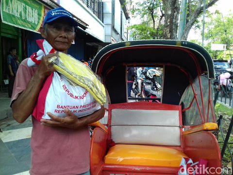 Keliling Kota Solo, Jokowi Bagi-bagi Sarung dan Sembako