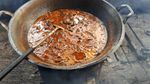 Nikmatnya Rendang khas Minang yang Dimasak dengan Kayu Bakar