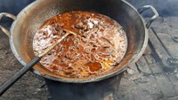 Rendang melalui tahap gulai, kalio baru kemudian jadi rendang. Perlu waktu 7-8 jam untuk memasak rendang ini. Penggunaan kayu bakar ikut berpengaruh pada aroma rendang yang sedap.