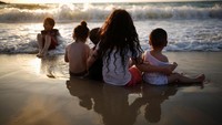 Anak-anak nampak menikmati liburannya di Pantai Mediterania. REUTERS/Amir Cohen.