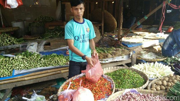 Pedagang cabai dan bawang di Pasar Kemiri Muka Depok