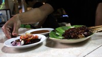 Keras dan alot tentu ada dalam benak anda saat mendengar sate yang satu ini. Tenang saja, sate ini diracik sedemikian rupa hingga dagingnya empuk dan sangat enak nan lezat untuk disantap. Pool/Hakim Ghani.