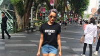 Gaya casual Kimmy Jayanti saat berlibur di Singapura. Foto: Instagram Kimmy Jayanti