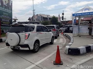 Hindari Penumpukan, Kendaraan Keluar Tol Brexit Dialihkan