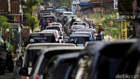 Sejumlah warga memanfaatkan libur Lebaran untuk berkunjung ke kawasan wisata Ciwidey, Jawa Barat. Namun, padatnya lokasi membuat perjalanan ke kawasan wisata tersebut macet. Pool/Wisma Putra.