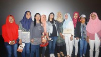 Hangatnya Amanda Rawles foto bareng dengan penggemar film Jailangkung.  Foto: Dokumen Screenplay Productions