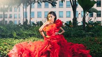Mengenakan gaun warna merah, Nikita Willy terlihat semampai. Foto: Instagram Nikita Willy