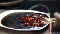 Daging domba yang dipilih tentunya tidak sembarangan. Domba Garut yang dagingnya hendak dijadikan sate adalah Domba Garut yang berusia di bawah lima bulan.  Pool/Hakim Ghani.