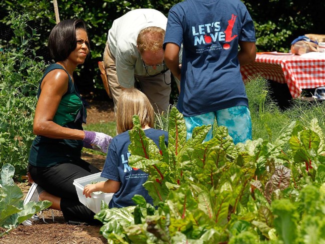 Berkebun dengan sneakers Converse kesayangan tampaknya bukan ide yang buruk bagi Michelle Obama. (Foto: Getty Images)
