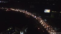 Untuk mengantisipasi kemacetan, pihak kepolisian bekerjasama dengan pihak Jasa Marga Tol Cileunyi memberlakukan sistem jemput bola. Sistem jemput bola tersebut merupakan sistem dimana petugas mengantarkan kartu masuk tol pada masing masing mobil yang mengantre. Diperkirakan malam ini volume kendaraan yang melakukan arus balik akan terus meningkat. Pool/Wisma Putra.