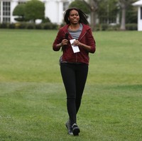 Satu lagi sneakers andalan Michelle Obama, Converse high-top hitam.  (Foto: Getty Images)