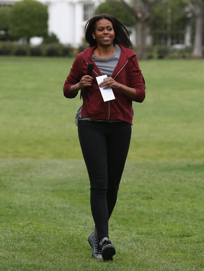 Satu lagi sneakers andalan Michelle Obama, Converse high-top hitam.  (Foto: Getty Images)