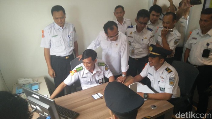 Ke Stasiun Cirebon, Menhub Cek Pemeriksaan Kesehatan Masinis