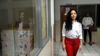 Nikita sendiri cantik dengan kemeja putih dan celana merah. Foto: NOEL