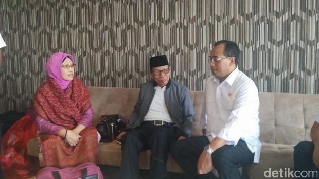  Menhub Budi Karya Sumadi meninjau kesiapan Stasiun Cirebon untuk arus balik, Kamis (29/6/2017)