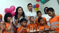 Keduanya makin go public dengan hubungan mereka. Saat itu, Nikita merayakan HUT bersama anak-anak penghuni Yayasan Sayap Ibu di kawasan Jakarta Selatan, Kamis (29/6). Foto: NOEL
