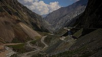 Jalan raya Duku dari Dushanzi ke Kuche berjarak sekitar 561 km. Wang He/Getty Images.
