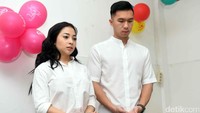 Indra Priawan adalah putra bos Bluebird Group. Kini ia tampak tak malu-malu lagi mendampingi sang kekasih. Foto: NOEL