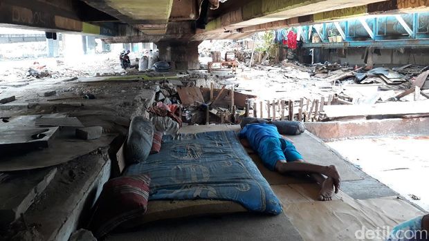 Mereka yang Masih Bertahan di Kolong Tol Kalijodo Pascapenggusuran