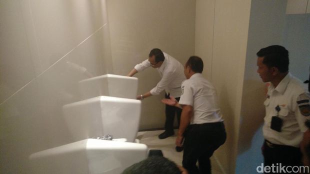  Menhub Budi Karya Sumadi meninjau kesiapan Stasiun Cirebon untuk arus balik, Kamis (29/6/2017)
