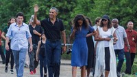Disambut meriah, Obama nampak menyapa sejumlah warga di kawasan Candi Borobudur. REUTERS/Pius Erlangga.