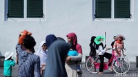 Pengunjung tak henti-hentinya mengabadikan momen tersebut dengan gadget mereka.