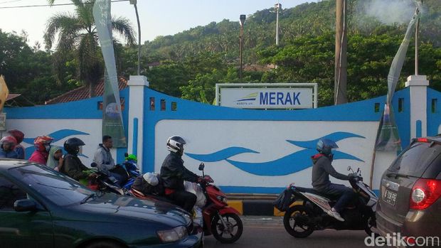  Arus balik di Pelabuhan Merak mulai ramai, Kamis (29/6/2017)