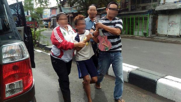 Mengapa Tim Pemburu Pengemis di Surabaya Ini Bernama Kaypang?