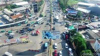 Pantauan udara yang terekam drone arus balik H+3 Lebaran 2017 dari arah timur ke barat menuju Gerbang Tol (GT) Cileunyi dan Bandung Kota terlihat padat. Pool/Wisma Putra.