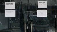 Pada sisi depan sudah tertera kertas kecil bertuliskan kata tutup. Sementara bagian kaca juga sudah dilapisi kertas berukuran lebih besar sehingga sulit untuk melihat ke dalam.