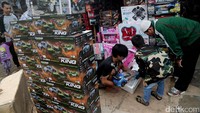 Berbagai macam mainan dijual di pasar ini.