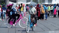 Sejumlah warga Jakarta memanfaatkan libur Lebaran dengan mengunjungi kawasan dengan luas 1,3 kilometer persegi ini.