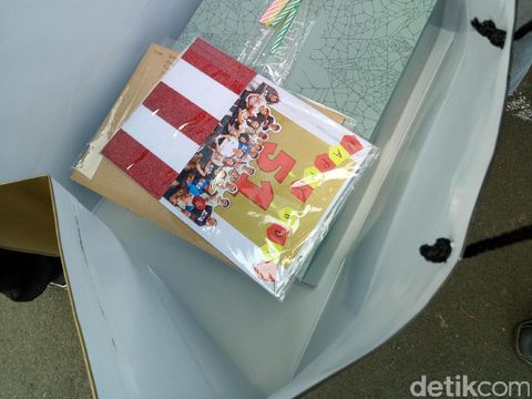  Para pendukung Ahok membawa kado ke Mako Brimob Depok, Kamis (29/6/2017)
