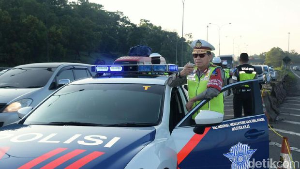 Kakorlantas Irjen Royke Lumowa memantau arus balik di Tol Dawuan.