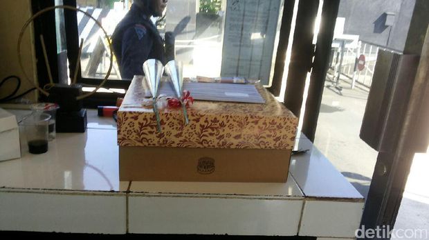 Kue ultah titipan  untuk Ahok di Mako Brimob, Depok, Kamis (29/6/2017)