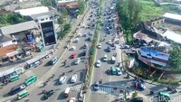 Kasatlantas Polres Bandung Dony E Wicaksono, saat ditemui detikcom di Pos Polisi Cileunyi, mengatakan, situasi arus lalu lintas sampai H+3 sore ini, ada peningkatan namun belum signifikan. Masih dapat kami antisipasi dan terurai sehingga baik kendaraan yang menuju Bandung atau tol semuanya dapat kami tertibkan dan lancarkan. Pool/Wisma Putra.