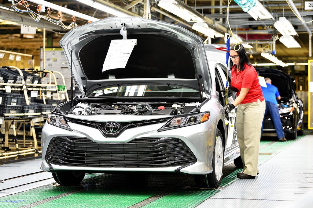 pabrik Toyota memproduksi Camry Baru