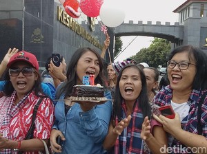 Pendukung Ahok Nyanyikan Lagu Ulang Tahun di Depan Mako Brimob