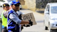 Tapi jangan khawatir bagi pengendara yang baru pertama kali melintasi jalur tersebut, Anggota Polsek Ibun tetap bersiaga selama 24 jam dan akan membantu jika kendaraanya tidak dapat melintasi tanjakan tersebut. Pool/Wisma Putra.