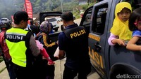 Setelah sampai di Lingkar Kamojang kemudian penumpang dipindahkan ke mobil ranger atau disebut taksi gratis sampai Pos Datar Keusik dan bagu pengendara yang belum pernah melewati jalur tersebut. Anggota Poksek Ibun dengan senang hati dapat menaikan kendaraan melewati Tanjakan Patrol dan Lingkar Kamojang saja. Pool/Wisma Putra.
