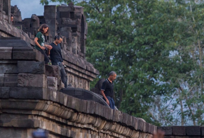 Obama dan Keluarga Menikmati Sore di Candi Borobudur Mantan Presiden AS Barack Obama beserta keluarga menyempatkan berkunjung ke Candi Borobudur.