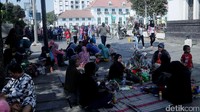 Beberapa warga nampak asyik bersantai dibawah pohon rindang.