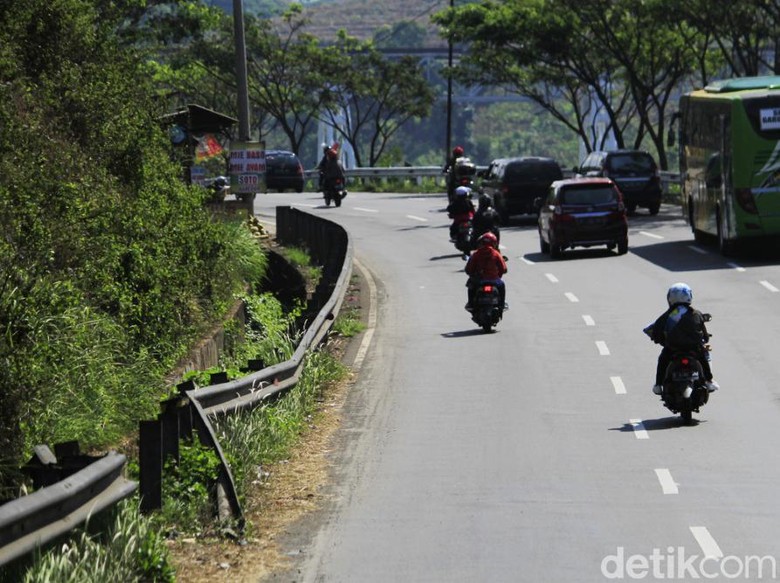 Pemprov Kebut Perbaikan 23 Ruas Jalur Mudik di Jabar Pemprov Kebut Perbaikan 23 Ruas Jalur Mudik di Jabar