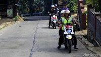 Karena kendaraaan yang digunakan masyarakat tidak naik, penumpangnya diangkut oleh kendaraan roda dua milik Anggota Polsek Ibun atau disebut ojeg gratis. Pool/Wisma Putra.